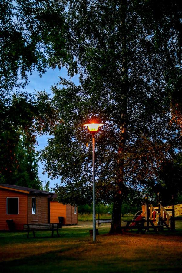 Kempings Stieres Un Majas Virtuve Upesgriva Exteriör bild