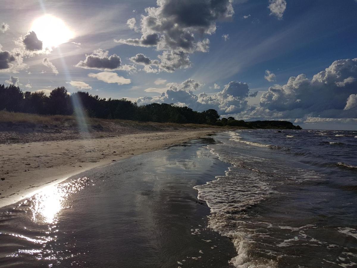 Kempings Stieres Un Majas Virtuve Upesgriva Exteriör bild